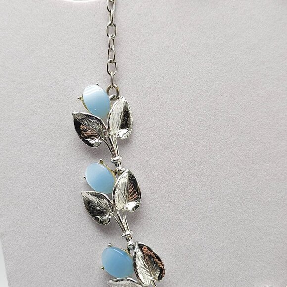 Vintage Silver Tone Blue Thermoset Leaf Necklace Clip-On Earrings Set - Picture 3 of 8